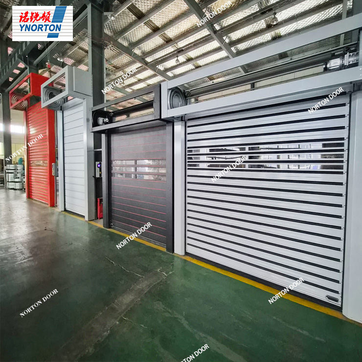 Бързата ролетна врата се отваря и затваря автоматично за удобство.